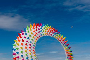 Gökyüzünde uçuşan renkli uçurtmalar