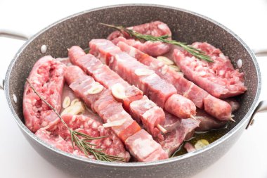 Şiş ve sosisler mangal için hazır.