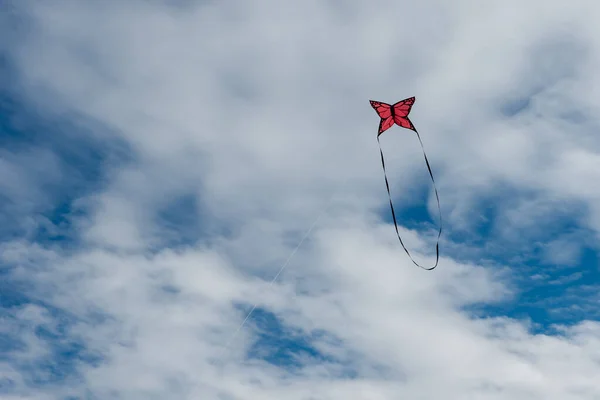 Kites Coloridos Voando Sobre Céu — Fotografia de Stock