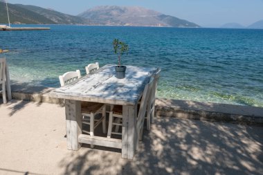 Yunanistan 'ın Kefalonia adasındaki restoran masası