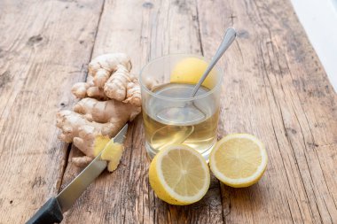 Zencefil ve limonlu sağlıklı bitki çayı.