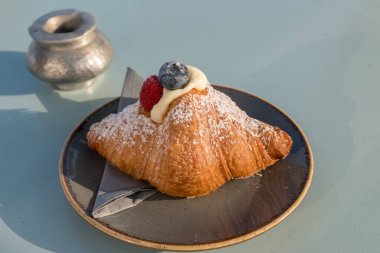 Kremayla dolu meyveli kruasan.