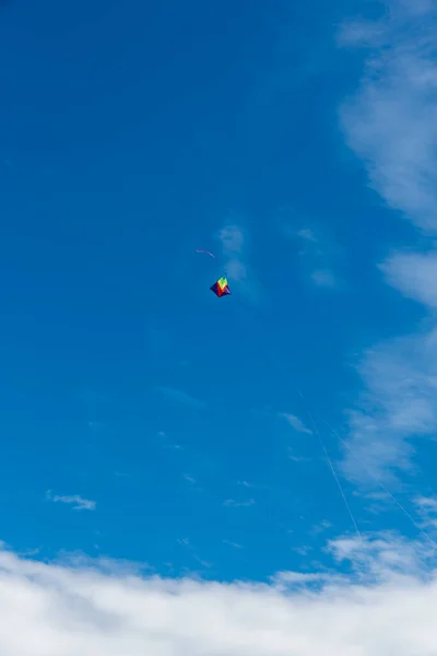 Πολύχρωμοι Χαρταετοί Πετούν Πάνω Από Τον Ουρανό — Φωτογραφία Αρχείου