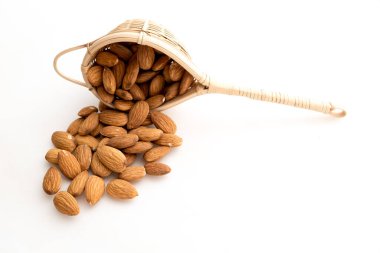 Beyaz arkaplanı olan bademler