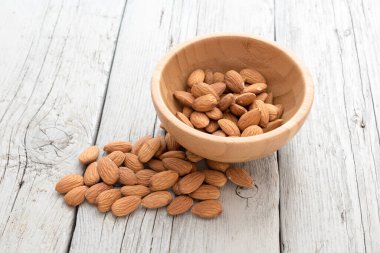 Tahta masadaki bademler