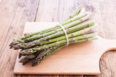 Bir avuç yeni toplanmış kuşkonmaz.