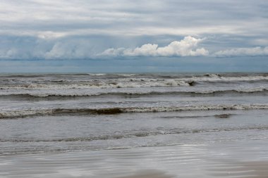 Kış deniz kıyısında bulutlar ve dalgalar