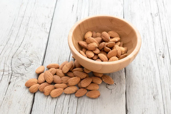 Tahta masadaki bademler