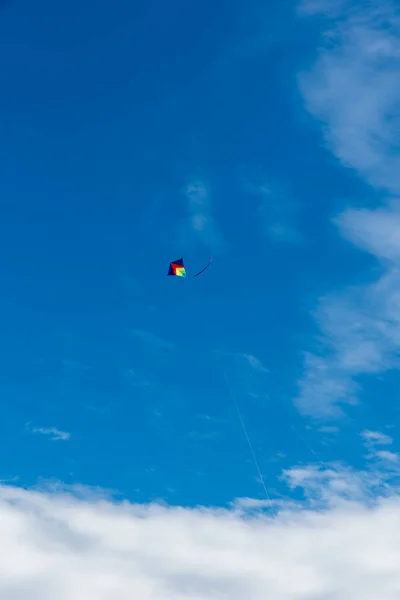 Kites Coloridos Voando Sobre Céu — Fotografia de Stock