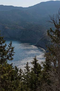 Kefalonia adasının sarp kıyıları