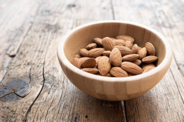 Tahta masadaki bademler