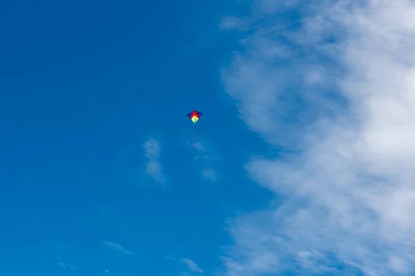 Kites Coloridos Voando Sobre Céu — Fotografia de Stock