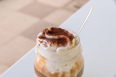 Dondurma ve kremalı kahve.