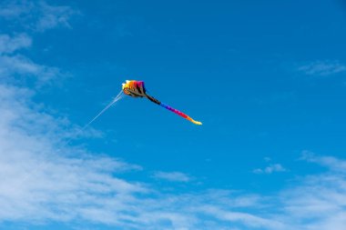 Gökyüzünde uçuşan renkli uçurtmalar