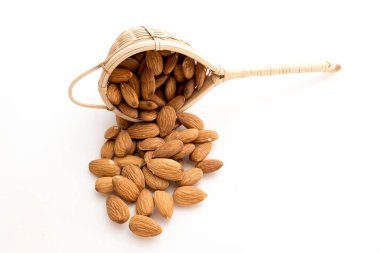 Beyaz arkaplanı olan bademler