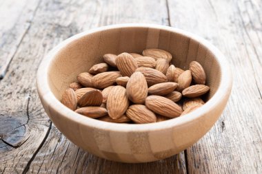 Tahta masadaki bademler