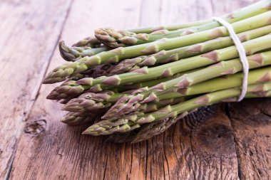 Bir avuç yeni toplanmış kuşkonmaz.