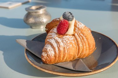 Kremayla dolu meyveli kruasan.