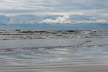 Kış deniz kıyısında bulutlar ve dalgalar