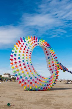 Gökyüzünde uçuşan renkli uçurtmalar