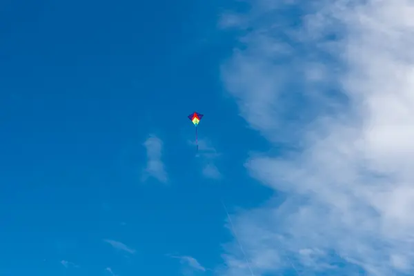 空を飛ぶカラフルな凧 — ストック写真