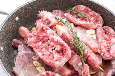 Şiş ve sosisler mangal için hazır.