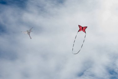 Gökyüzünde uçuşan renkli uçurtmalar
