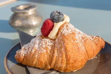 Kremayla dolu meyveli kruasan.