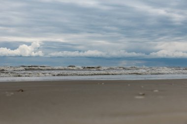 Kış deniz kıyısında bulutlar ve dalgalar