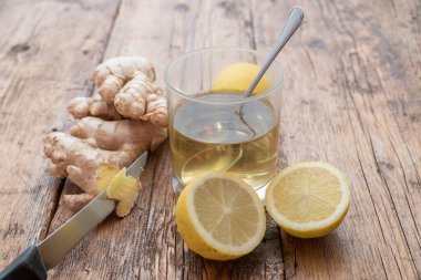 Zencefil ve limonlu sağlıklı bitki çayı.