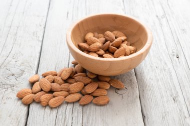 Tahta masadaki bademler