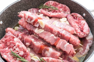 Şiş ve sosisler mangal için hazır.