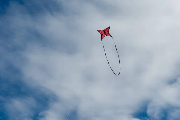 Kites Coloridos Voando Sobre Céu — Fotografia de Stock