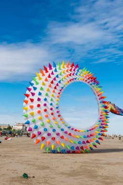 Gökyüzünde uçuşan renkli uçurtmalar