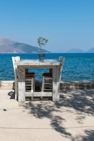 Yunanistan 'ın Kefalonia adasındaki restoran masası
