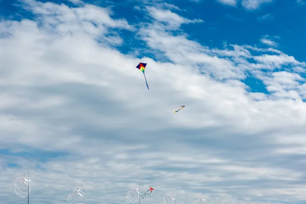 Gökyüzünde Uçuşan Renkli Uçurtmalar — Stok fotoğraf