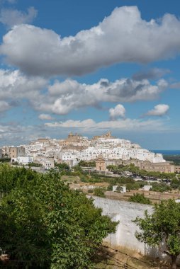 Ostuni Puglia caddesi binaları