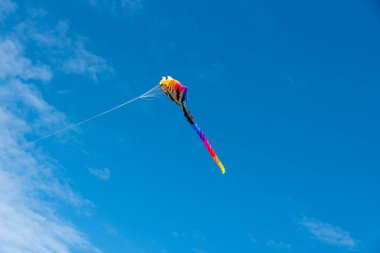 Gökyüzünde uçuşan renkli uçurtmalar