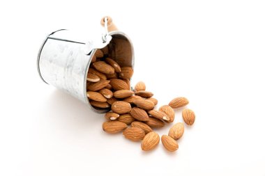 Beyaz arkaplanı olan bademler