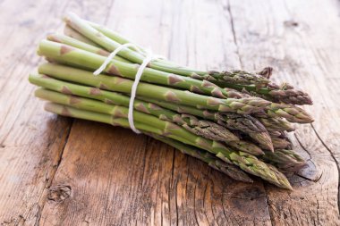 Bir avuç yeni toplanmış kuşkonmaz.