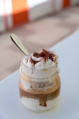 Dondurma ve kremalı kahve.