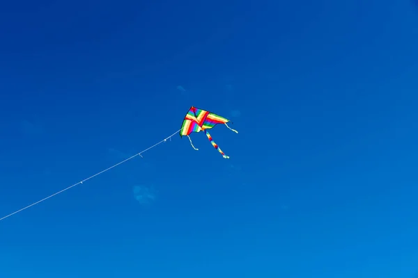 空を飛ぶカラフルな凧 — ストック写真