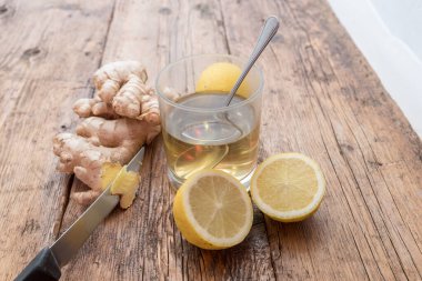 Zencefil ve limonlu sağlıklı bitki çayı.