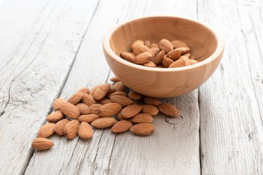 Tahta masadaki bademler