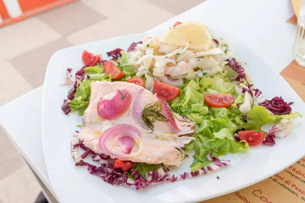 Salada Frutos Mar Com Salmão Legumes — Fotografia de Stock