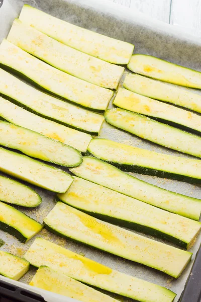 Skivad zucchini redo att bakas — Stockfoto