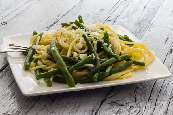 Espaguetis con aceite de ajo y judías verdes de Italia —  Fotos de Stock