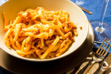 strozzapreti salciccia yahni