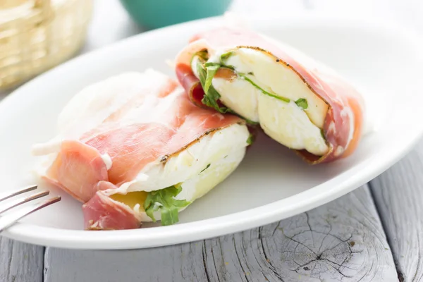 Tomino cheese with bacon — Stock Photo, Image