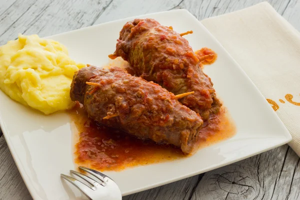 Rollos de ternera rellenos de tocino y tomate —  Fotos de Stock